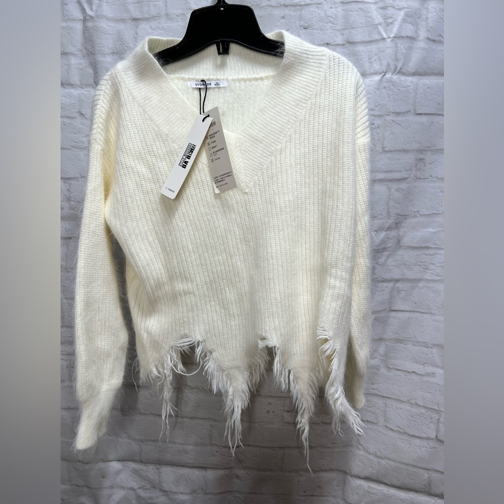 BNWT White V-Neck Knitted Sweater with Stressed Downlayer